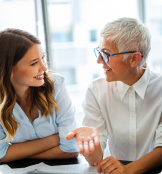 Échange entre conseillère et cliente sur une solution d’assurance