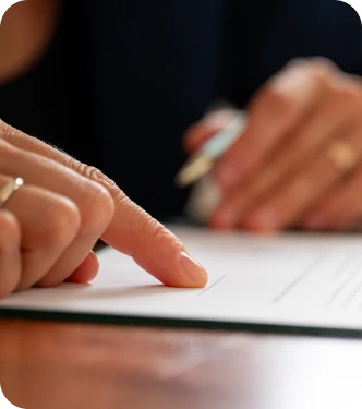 Main pointant un document contractuel – Entreprises soumises à une convention collective – Mutuelle santé CCN