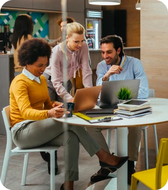 Équipe mixte collaborant sur ordinateur portable – Conformité et attractivité mutuelle collective entreprises