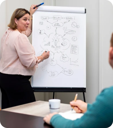 Gros plan sur la revue d’un document d’assurance de personnes entre conseillère et client