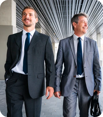 Deux hommes en costume souriants en milieu de carrière – Actifs préparant leur retraite – PER individuel