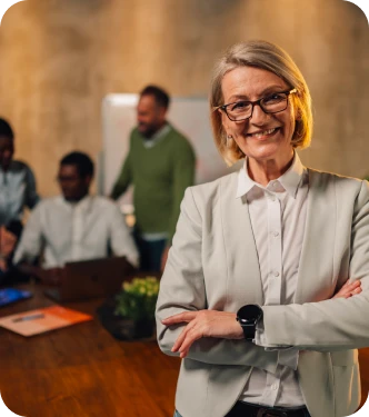 Dirigeante professionnelle souriante – Dirigeants non-salariés TNS – Retraite du dirigeant AMP